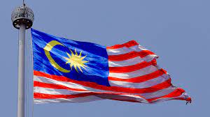 Merah di atas dan putih di bawah. Gambar Bendera Malaysia Berkibar