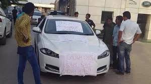 The negotiations with shareholders started in 1989 and finished on february 28, 1990, when jaguar car holdings was taken off from the lse. Unhappy Jaguar Xf Owner Protests In India Says Donkeys Are Better