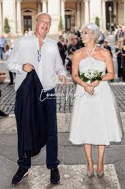In molti si chiedono chi sia lo stilista che ha disegnto l'abito che mara venier ha scelto per il matrimonio figlio, paolo. Mara Venier Raggiante In Rosso Per Le Nozze Del Figlio Paolo Capponi
