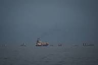 Unos 90 barcos cruzan el estrecho de Ormuz e Irán exporta petróleo en plena guerra - Yahoo Noticias