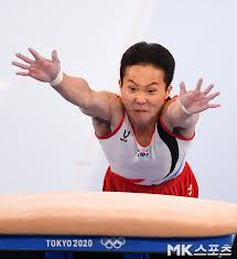 대한민국 기계체조 신재환 선수가 기계체조 남자 도마 결선에서 1위를 차지했다.2일 오후 6시 50분 신재환은 일본 도쿄 아리아케 체조경기장에서 2020 도쿄 올림픽 남자 기계체조 도마 결선에 출전했다.신재환은 예선에서 난도 6.0점 요네쿠라(공중에서 3바퀴 반을 도는 기술), 5.6점 여2(공중에서 2바퀴. Wyxhltyhh5doim