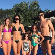 Rodrigo faro was born on october 20, 1973 in são paulo, são paulo, brazil as rodrigo alcazar faro. Alagoas Alerta Rodrigo Faro Posa Com Esposa E Filhas Em Piscina E Se Declara Mulheres Da Minha Vida