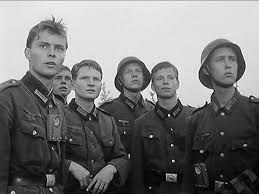 Sieben schüler, teils in naivem patriotismus gefangen oder von abenteuerlust gepackt, sollen darum eine nutzlose brücke gegen den feind sichern. Die Brucke Film Alchetron The Free Social Encyclopedia