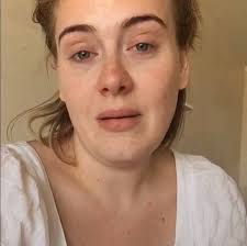 Adele se arrependeu de ser mãe assim que pegou o bebê