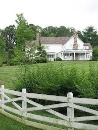 With three generations of growers, burg's corner offers farm fresh peaches, local seasonal fruits & vegetables and sweet ice cream. White Rustic Country House Novocom Top