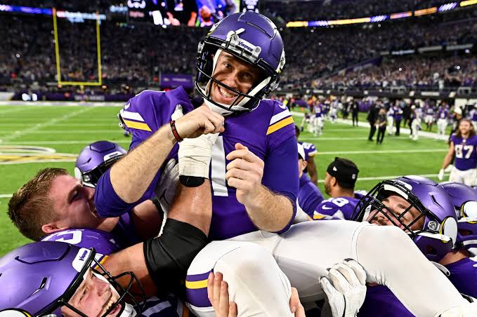 Minnesota Vikings complete the biggest comeback in NFL history, beating the Indianapolis  Colts 39-36 in OT to clinch the NFC North – Chicago Tribune