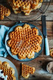Quarkwaffeln Knusprig Und Schnell Gemacht Knusperstubchen Quark Waffeln Waffeln Lebensmittel Essen