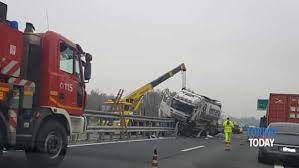 25/05/201605/04/2020altre province, top news, torino. Incidente Autostrada Torino Piacenza Felizzano Camion Sul Guardrail