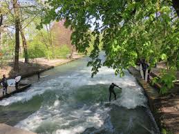 Radler und jogger trainieren auf 78 profis solltet ihr aber sein, wenn ihr euch am südlichen ende in den eisbach aufs surfbrett wagt. Surfer Im Eisbach Munchen Munich Eisbach City Surfing Englischergarten Eisbach Munchen Englischer Garten Surfer