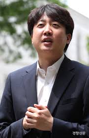 국민의힘 신임 당 대표에 이준석 전 최고위원(36)이 선출된 가운데, 노래 가사를 인용한 당 대표 수락연설문에 흥미롭다는 반응이 이어졌다. êµ­ë¯¼ì˜íž˜ ë‹¹ëŒ€í'œ í›„ë³´ ë¦´ë ˆì´ ì¸í„°ë·° ì´ì¤€ì„ ë‹¹ì‹¬ì´ ë¯¼ì‹¬ ì•žì§ˆë €ë‹¤ ê²½í–¥ì‹ ë¬¸