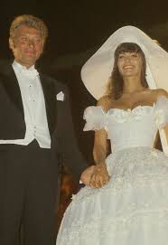 Elle est l'un des rares proches de johnny hallyday à ne pas avoir commenté la brouille entre laeticia et ses aînés. Les 5 Mariages De Johnny Hallyday Vogue Paris