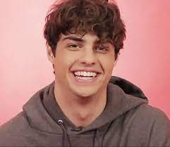 These Photos Prove That Noah Centineo Is A Mark Ruffalo Lookalike Celebrities Male Celebrities Actors