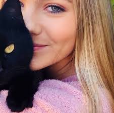 Jasmine Moreland's Instagram, Twitter & Facebook