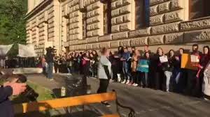 Alkalommal rendezi meg a magyarországi és határon túli középfokú oktatási intézmények tanulóinak a raoul wallenberg egyesület és alapítvány és a semmelweis egyetem raoul wallenberg szakgimnáziuma és szakközépiskolája a magyarországi zsidók ezreit megmentõ svéd diplomata tiszteletére szervezett országos. Semmelweis Egyetem Raoul Wallenberg Tobbcelu Szakkepzo Intezmenye Home Facebook