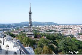 Visite Insolite En Famille Sur Les Toits De Fourviere A Lyon Lucky Sophie Blog Famille Voyage Toit En Ardoise Visiter Lyon Toit