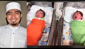 Memiliki anak kembar mendatangkan kebahagiaan tersendiri bagi setiap orang tua. Punya Dua Bayi Ganteng Ustadz Solmed Akui Ia Dan April Jasmine Sengaja Program Anak Kembar