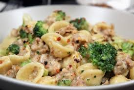 Si stende la pasta sfoglia e si spalma con il ripieno di spinaci, si inforna ed il gioco è fatto!. Orecchiette Broccoli E Panna La Ricetta Di Pasta Con Panna It