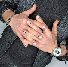 Diseños de uñas metalizados, asimétricos y luciendo el rosa millennial son total tendencia 2017. Pin De Pablo Santos Benitez En Tendencia Manicure Hombres Manicura De Unas Disenos De Unas Mate Unas De Maquillaje