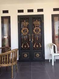 Tikung / sliding, pintu garasi mobil, pintu besi rumah, pintu garasi. Model Pintu Utama Besi Tempa Yang Di Pasang Di Rumah Mewah Dengan Desain Pintu Besi Tempa Yang Mewah Dan Elegan Klasik Desain Minimalis