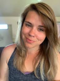 Sorry need some makeup if I'm gonna do a pool selfie 😂😂