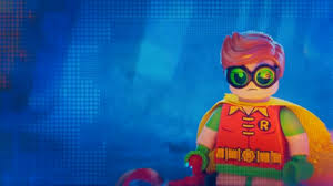 Segue la musica trasmessa dalla tv, è gentile con gli altri e si reca diligentemente al lavoro (costruire palazzi) esattamente come gli viene detto di fare dalle istruzioni. The Lego Batman Movie