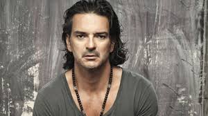 Verónica luque y ricardo arjona, cantando juntos en la visita sorpresa que el músico le dedicó en 2017. Biografia De Ricardo Arjona