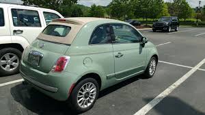 Está bem afinado, corresponde muito bem, tem força e muito seguro a velocidades mais elevadas. Fiate 500 With Skyview In Latte Menta Cool Cars Car Door Cars