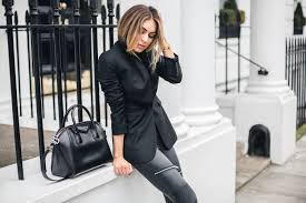 À l'origine utilisées pour des raisons purement pratiques, les bretelles sont actuellement un accessoire de mode incontestablement de retour ! Devenir Une Femme Classe Les 8 Attitudes Qui Font La Difference