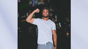 Sie lässt auf OnlyFans die Muskeln spielen: Kendall Jenner-Doppelgängerin  verdient Vermögen