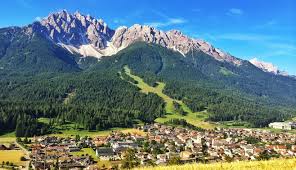 L'appartamento è dotato di blocco cucina completo con piano di cottura in vetroceramica, frigorifero, lavastoviglie e tv a schermo piatto. Alloggi A San Candido Vacanze In Alto Adige