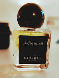 La naissance de Crépuscule... Je vous emmène avec moi dans la fantastique  aventure de la réalisation d'un parfum! Je l'ai rêvé, créé la formule,  imaginé le packaging. Grâce à la fantastique équipe de ...
