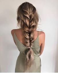 Le acconciature con trecce per capelli lunghi, vengono spesso utilizzate anche dalle star dello show biz. Acconciature Per Capelli Lunghi Per L Inverno 2020 Trucchi Tv