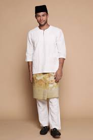 Novel songket berbenang emas ini merangkumi nota bagi sinopsis, tema dan persoalan, watak dan perwatakan, teknik plot, plot, gaya bahasa, nilai dan pengajaran. Baju Melayu Maharaja White Baju Melayu Traditional Outfits Fashion