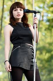 Wicdivstyleblog Pretty Celebrities Lauren Mayberry Chvrches Lauren Mayberry