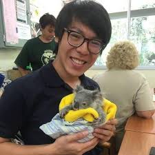 We cross ocean for a chance just to feel something better”  7/2/2017，這是我人生中第一次踏上澳洲這塊土地的日期，降落於墨爾本機場，一個人，兩個行李箱。印象很深刻因為要唸獸醫系的緣故，所以我帶了一堆解剖用具在行李箱中，當時跟海關解釋的時候我連解剖刀叫  ...