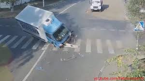 Une compilation spécial d'une durée longue de 45 minutes avec des idiots en voitures sur la neige avec des accidents crash. En Russie Un Homme A Velo Evite Un Accident Youtube