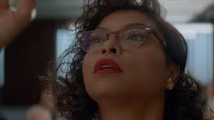 Katherine johnson est la seule des «figures de l'ombre» encore vivante aujourd'hui, elle est âgée de 99 ans. Les Lunettes De Vue Roses De Katherine Johnson Taraji P Henson Dans Les Figures De L Ombre Spotern