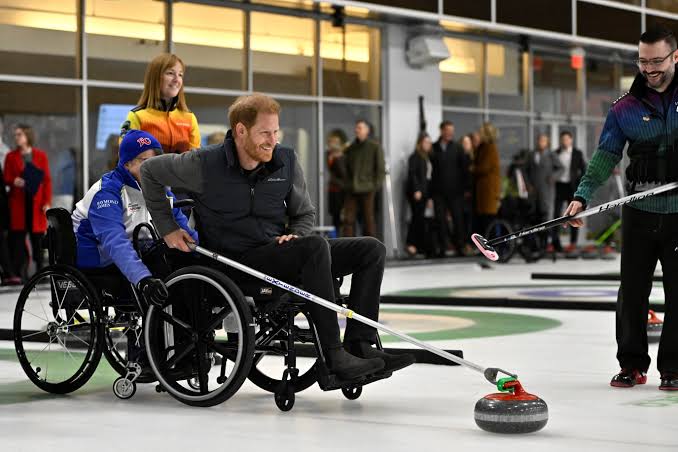 Prince Harry tries wheelchair curling ahead of Invictus Games' first winter  edition next year | Reuters