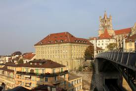 Aus der altstadt mit ihren steingepflasterten gassen ragt die gotische kathedrale . Lausanne Tipps Stadtetrip Schweiz So Nah Und So Fern