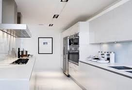 Moderna cocina minimalista en la que se combinan a la perfección los colores blanco y negro. 15 Cocinas Modernas Blancas Minimalistas Diseno Vip