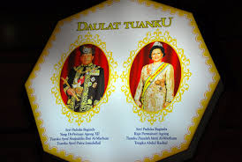 Tuanku syed sirajuddin was born in arau, perlis and is the second of ten children of hrh almarhum tuanku syed putra jamalullail and tengku budriah binti almarhum tengku ismail. Daulat Tuanku Long Live The King Yang Di Pertuan Agong Xii And Tengku Fauziah Binti Al Marhum Tengku Abdul Rashid Photo Brian Mcmorrow Photos At Pbase Com
