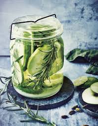 Rhum Arrange Romarin Cardamome Et Pomme Pour 6 Personnes Recettes Elle A Table Rhum Arrange Rhum Recette Rhum Arrange