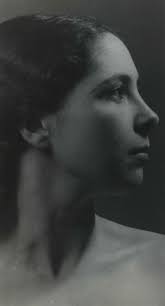 Lily Steiner de profil