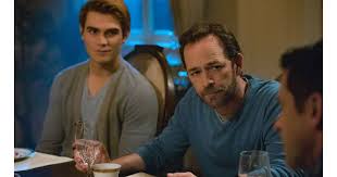Saison 1 saison 2 saison 3 saison 4 saison 5 saison 6 saison 7 saison 8 saison 9. Riverdale Saison 3 Le Tournage A Repris Deux Jours Apres La Mort De Luke Perry Purebreak