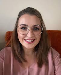 Jasne rozświetlają buzię i podkreślają oczy 🫶🏻 te ciemne odwracają wzrok  od Twoich oczu i chyba też dodają lat