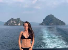 The wife of the notorious drug lord el chapo is a former beauty queen who unwaveringly supports her husband. Chloe Green Causes Jaws To Drop As She Showcases Rock Solid Bikini Body Mirror Online