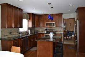 Nice Color Combinations Of Uba Tuba Countertops Dark Cabinets That Go All The Way Up Kitchen Cabinets And Countertops Cherry Cabinets Kitchen Kitchen Cabinets