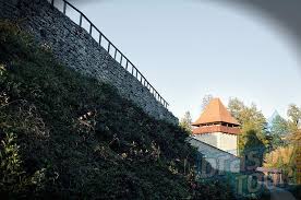 Cetatea râșnov este ansamblul fortificat situat pe dealul calcaros aflat la sudul orașului râșnov din județul brașov, unul din cele mai bine păstrate ansambluri fortificate din transilvania. Castelul Bran Si Cetatea Rasnov Fac Ceva Brasovtour Com