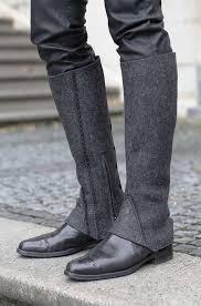 designer gamasche aus filz mit schwarzer spitzenpaspel modell closed upcycle clothes diy shoes fashion boots