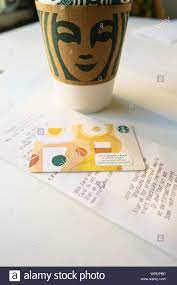 A starbucks gift card is a convenient way to pay and earn stars toward rewards. Starbucks Coffee Cup Mit Geschenkkarte Und Eingang Nahaufnahme Usa Stockfotografie Alamy